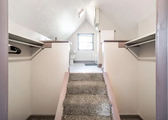 Bamboo Retreat- Private Parking -new Reno -central *