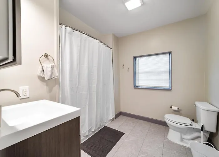 Bamboo Retreat- Private Parking -new Reno -central *