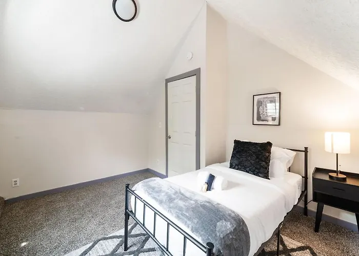 Bamboo Retreat- Private Parking -new Reno -central