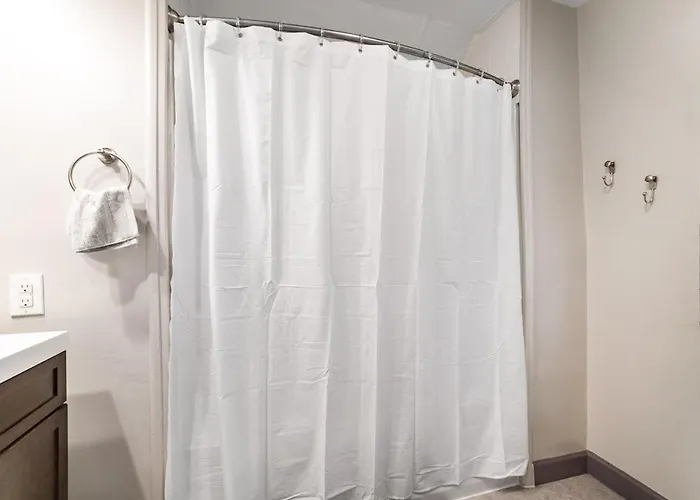 Bamboo Retreat- Private Parking -new Reno -central Apartamento Columbus